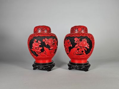 Paire de potiches en laque cinabre sculpté de pivoines. Chine, Xx sièc - Photo 1