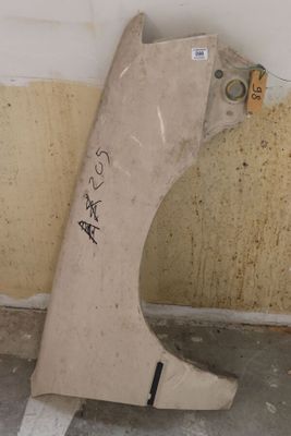 un morceau de carton posé par terre près d'un mur