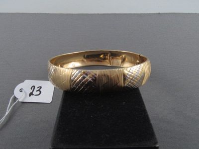 une photo d'un bracelet en or muni d'une étiquette