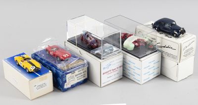 beaucoup de petites voitures et de boîtes sur la table