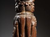 un gros plan sur une statue en bois représentant un homme barbu