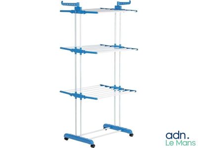 un porte-vêtements blanc et bleu à trois étagères, monté sur roulettes