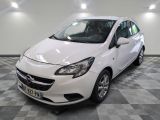 une photo d'une opel blanche garée dans un garage