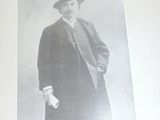 une photo en noir et blanc d'un homme en costume et chapeau
