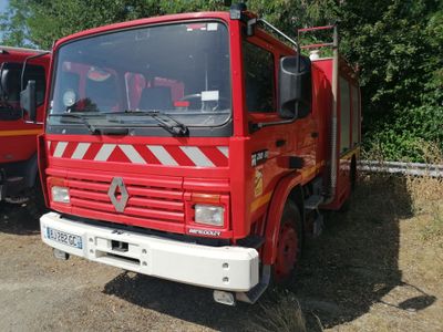 un camion de pompiers rouge garé à côté d'un camion de pompiers rouge