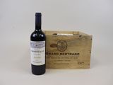 une bouteille de vin à côté d'un carton de vin