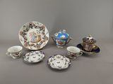 un assortiment d'assiettes, de tasses et de soucoupes en porcelaine