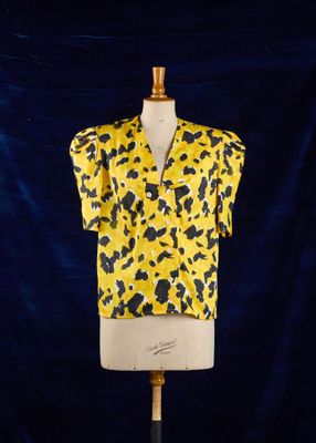une chemise à imprimé léopard jaune et noir posée sur un mannequin