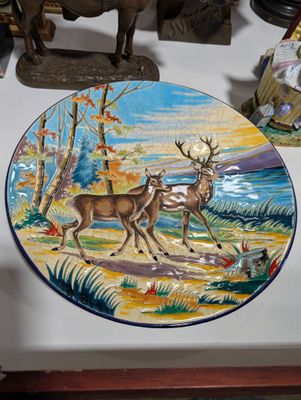 Longwy. Plat à gâteau à décor de biche et chevreuil sur fond…