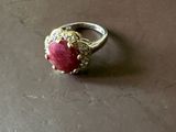 une image d'une bague sertie d'une pierre rose