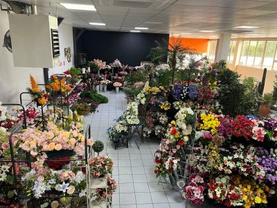 De nombreuses variétés de fleurs sont exposées dans le magasin.