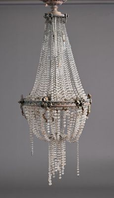 une image d'un lustre orné de perles suspendu au plafond