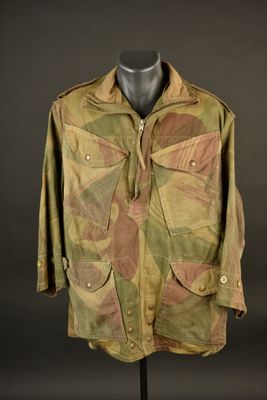 une photo d'une veste militaire sur un mannequin
