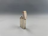 une photo d'un briquet posé sur une table blanche