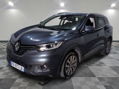 un renault kad suv gris garé sur un sol en damier