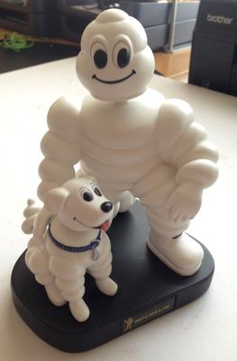 une figurine représentant un homme et un chien posée sur une table