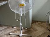 a fan that is sitting on the floor in a room