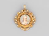 un pendentif plaqué or représentant le portrait d'une femme