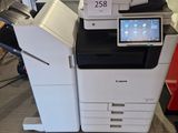 une photo d'une imprimante multifonction dans un magasin