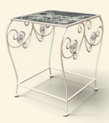 une table en métal avec un plateau en verre sur fond blanc