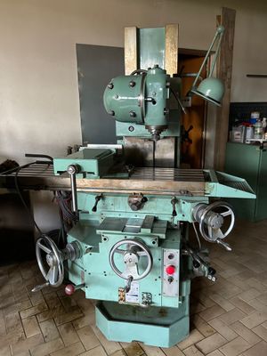 une machine posée sur une table dans une pièce