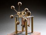 une image représentant une maquette en métal et en bois d'une machine