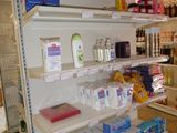 une étagère sur laquelle sont disposés de nombreux articles dans un magasin