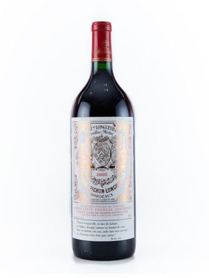 la bouteille de vin rouge est posée sur une surface blanche