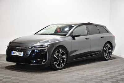 Une Audi e-TRC grise est garée sur un sol à damier.