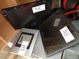 trois ordinateurs portables empilés les uns sur les autres sur une table