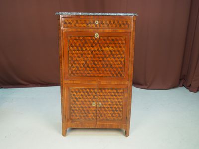 une image d'un meuble en bois avec un plateau en marbre