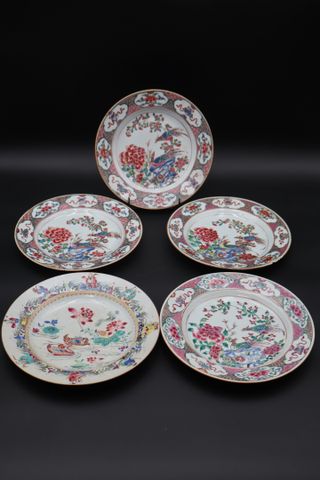 5 assiettes en porcelaine compagnie des indes (égrenure)