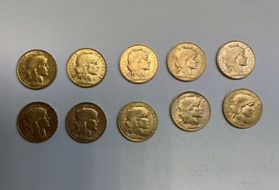 gros plan d'un paquet de pièces de monnaie posé sur une table