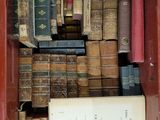de nombreux livres anciens dans une vitrine posée sur la table