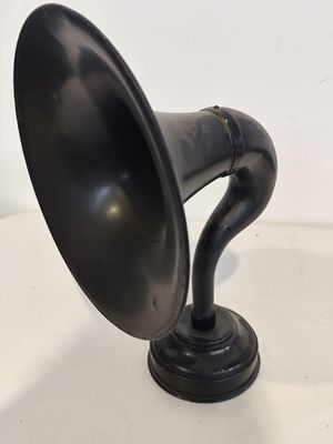 une corne noire posée sur une table blanche