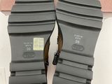 the soles of a pair of shoes are shown in a box