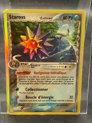 gros plan d'une carte pokemon dans un étui en plastique