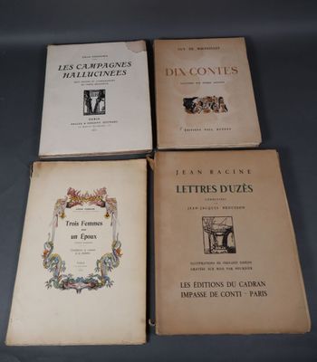 Quatre livres de littérature française sont posés sur une table