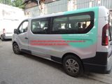 une camionnette garée au bord de la rue
