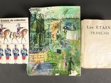 trois livres sont posés sur une table les uns à côté des autres