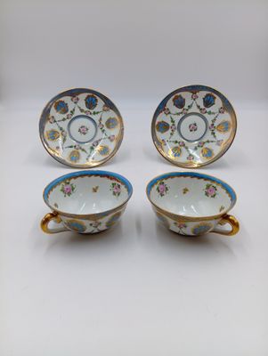 un service de quatre tasses et soucoupes en porcelaine ornées de motifs floraux