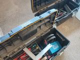 une caisse à outils avec des outils à l'intérieur sur le sol