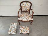 une photo représentant une chaise et un pouf dans une pièce