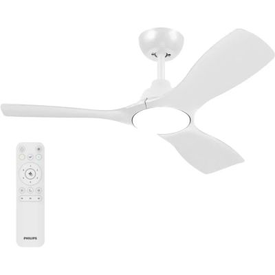 Le ventilateur de plafond est blanc et est équipé d'une télécommande placée devant lui.