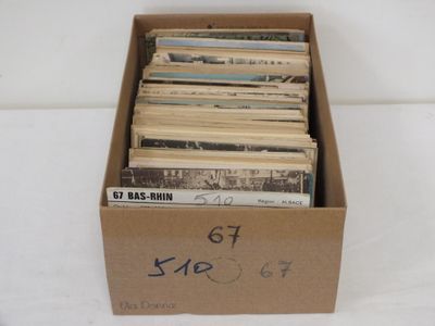 une boîte remplie de vieux disques posée sur une table