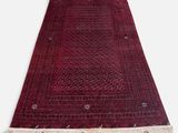 un tapis rouge à franges sur fond blanc