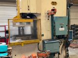 une grande machine installée dans un bâtiment