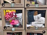 un chariot contenant de nombreuses boîtes remplies d'objets