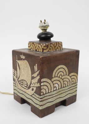 une petite boîte en bois surmontée d'une lampe
