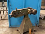 une image représentant une machine posée sur un socle